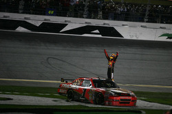 Race winner Jamie McMurray, Earnhardt Ganassi Racing Chevrolet celebrates