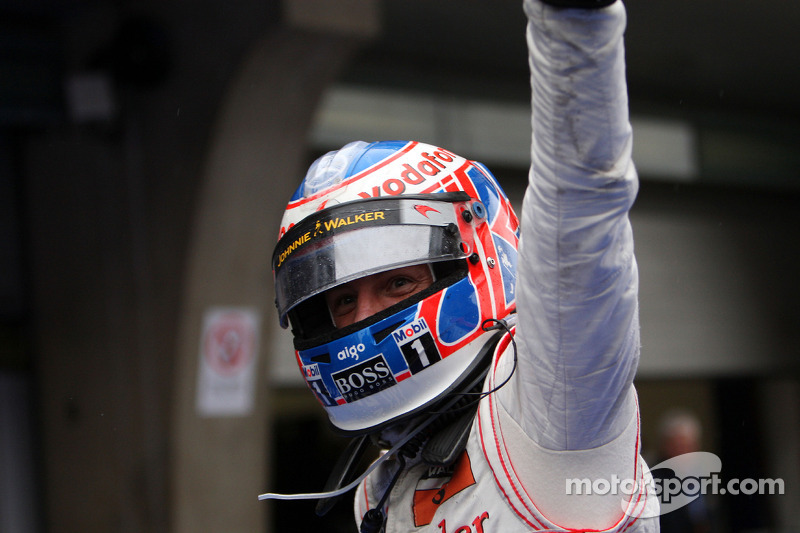 Yarış galibi Jenson Button, McLaren Mercedes, kutlama yapıyor