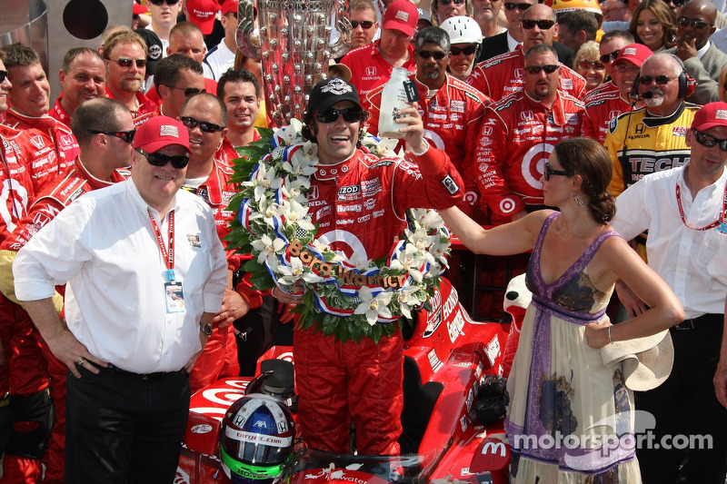 Victory lane: winner Dario Franchitti, Target Chip Ganassi Racing celebrates