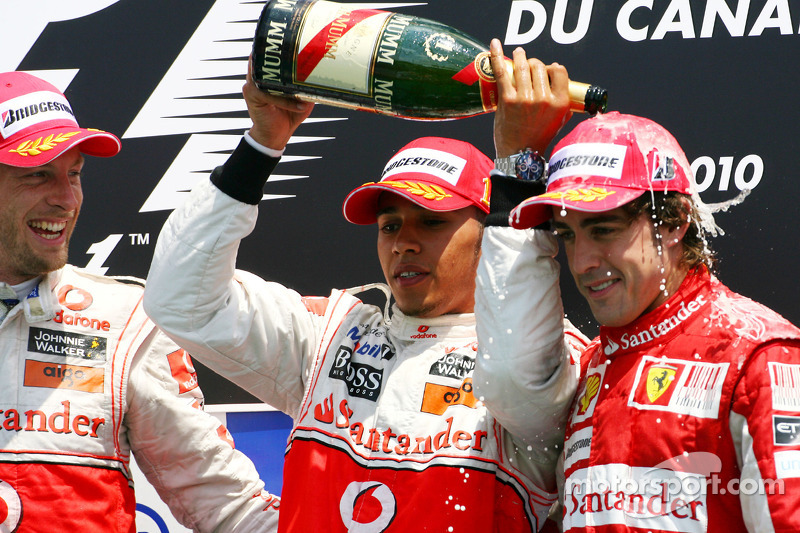 Podium: Sieger Lewis Hamilton, McLaren Mercedes, 2.  Jenson Button, McLaren Mercedes, 3. Fernando Al