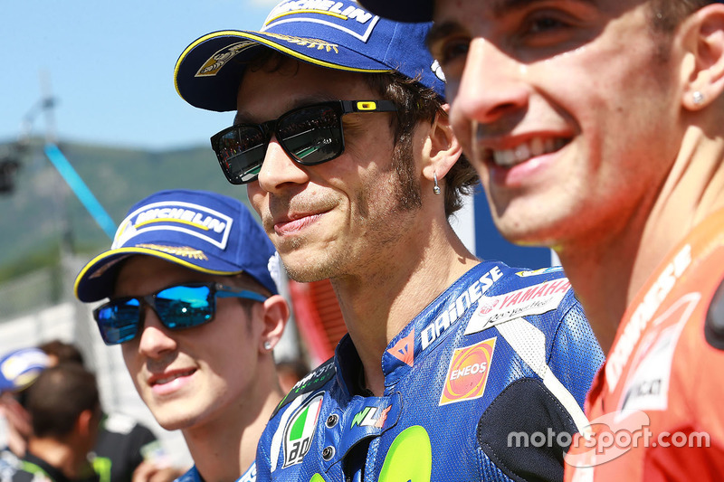 Ganador de la pole Valentino Rossi, Yamaha Factory Racing, segundo lugar calificado Maverick Viñales, Team Suzuki MotoGP, y el tercer calificado Andrea Iannone, Ducati Team