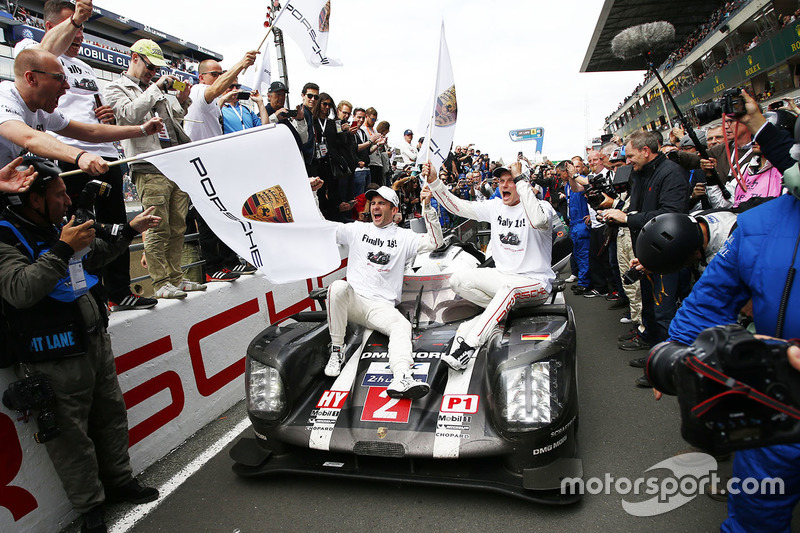 Ganadores de la carrera #2 Porsche Team Porsche 919 Hybrid: Romain Dumas, Neel Jani, Marc Lieb