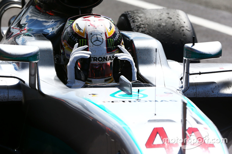 Il vincitore della gara Lewis Hamilton, Mercedes AMG F1 W07 Hybrid festeggia nel parco chiuso