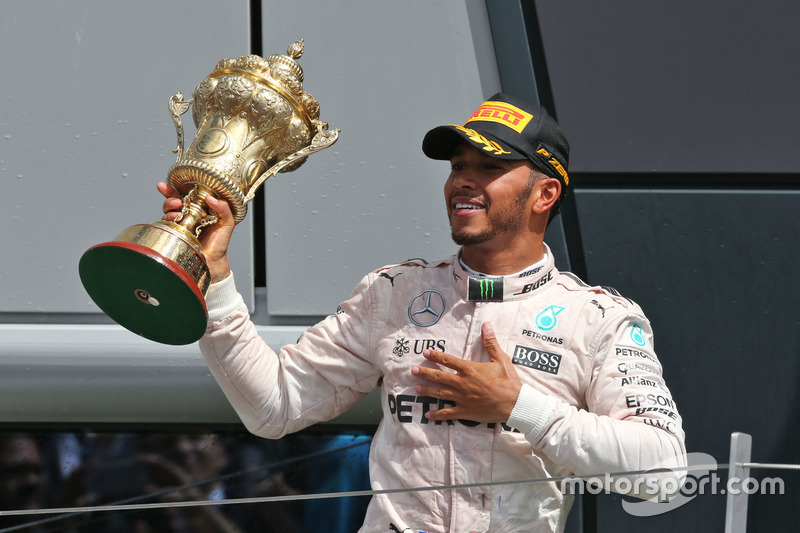 Il vincitore della gara Lewis Hamilton, Mercedes AMG F1 festeggia sul podio