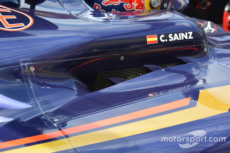 Les ouvertures à côté du cockpit de Carlos Sainz Jr., Scuderia Toro Rosso STR11