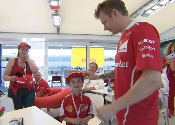 Mas a prova teve um outro vencedor: o jovem torcedor que chorou ao ver Raikkonen abandonar entrou nos boxes da Ferrari para conhecer o seu ídolo. 